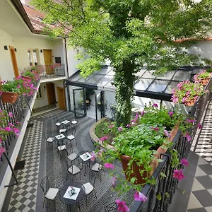 At The White Lily Hotell Prag